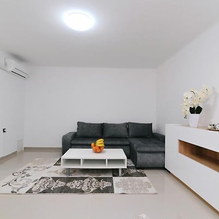 Tyson Studio Apartments Кралевица Екстериор снимка